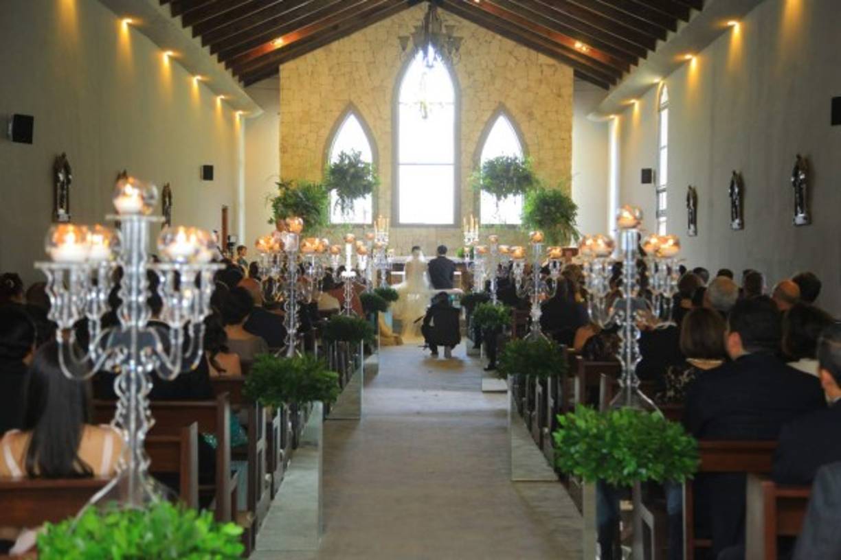 En el interior de la parroquia, candelabros acrílicos, velas y verde follaje fue la puesta en escena.