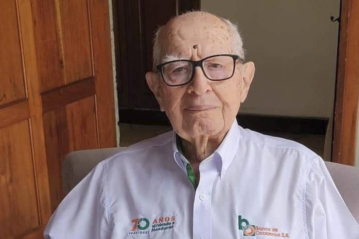 Aparte de ello es un hombre de alta preparación académica. Luego de graduarse como licenciado en Administración de Empresas, Bueso Arias cursó estudios superiores en Luisiana State University, después de haber estado ocho meses en Londres aprendiendo inglés en un colegio jesuita.