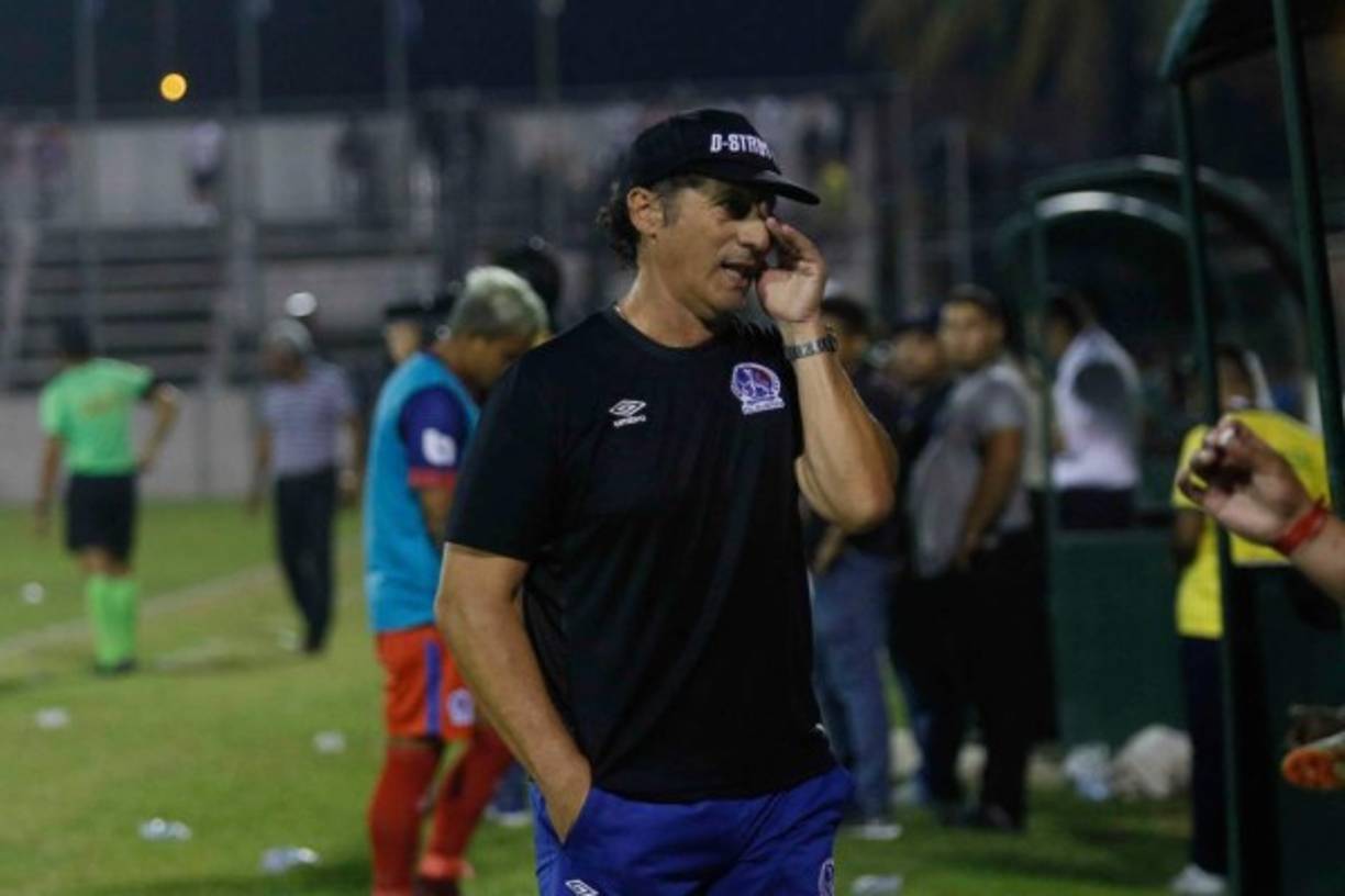 Pedro Troglio ha cambiado la cábala en los últimos partidos y al Olimpia le ha resultado. El técnico argentino dejó a un lado la camiseta y su gorra negra marca D-Stroy luego de las derrotas sufridas contra el Platense.