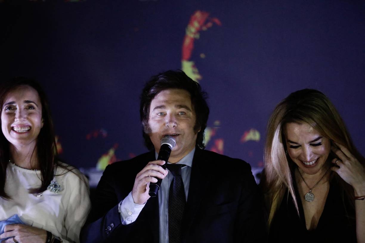 Javier Milei es un economista ultraliberal y antisistema ganó las elecciones primarias rompiendo el bipartidismo argentino y llamando a “dinamitar” el Banco Central, cortar el gasto público, reducir al mínimo el papel del Estado y acabar con la “casta política ladrona”.