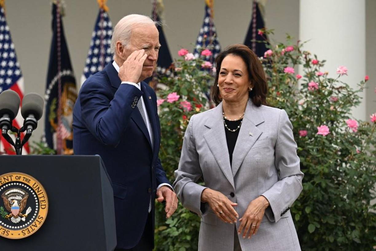 Allí fue recibida por unos cien miembros del personal con aplausos y vítores. La sala, donde antes colgaban carteles de la campaña “Biden-Harris”, ahora estaba decorada con pancartas que decían “Harris para la Presidencia” y “Kamala”.
