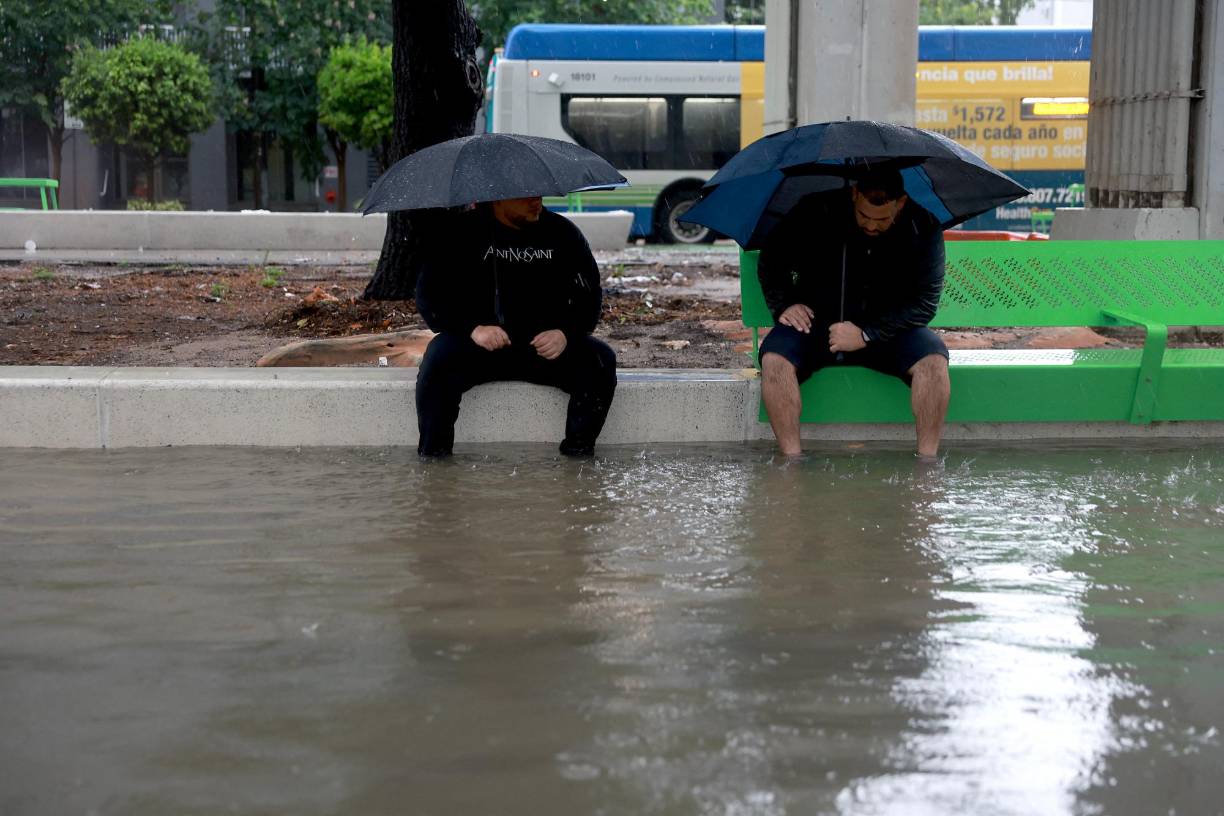 La zona sureste de Florida ha registrado en las últimas horas fuertes y persistentes precipitaciones debido a dicha tormenta que este sábado cruzará la península.