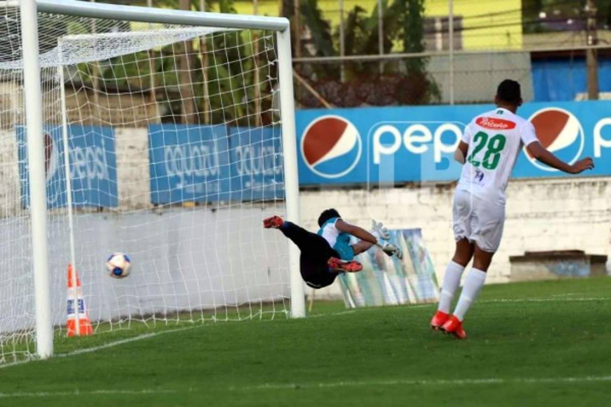 El portero José Mariano Pineda voló, pero no pudo parar el tiro libre de José Alejandro Reyes que firmó un golazo.