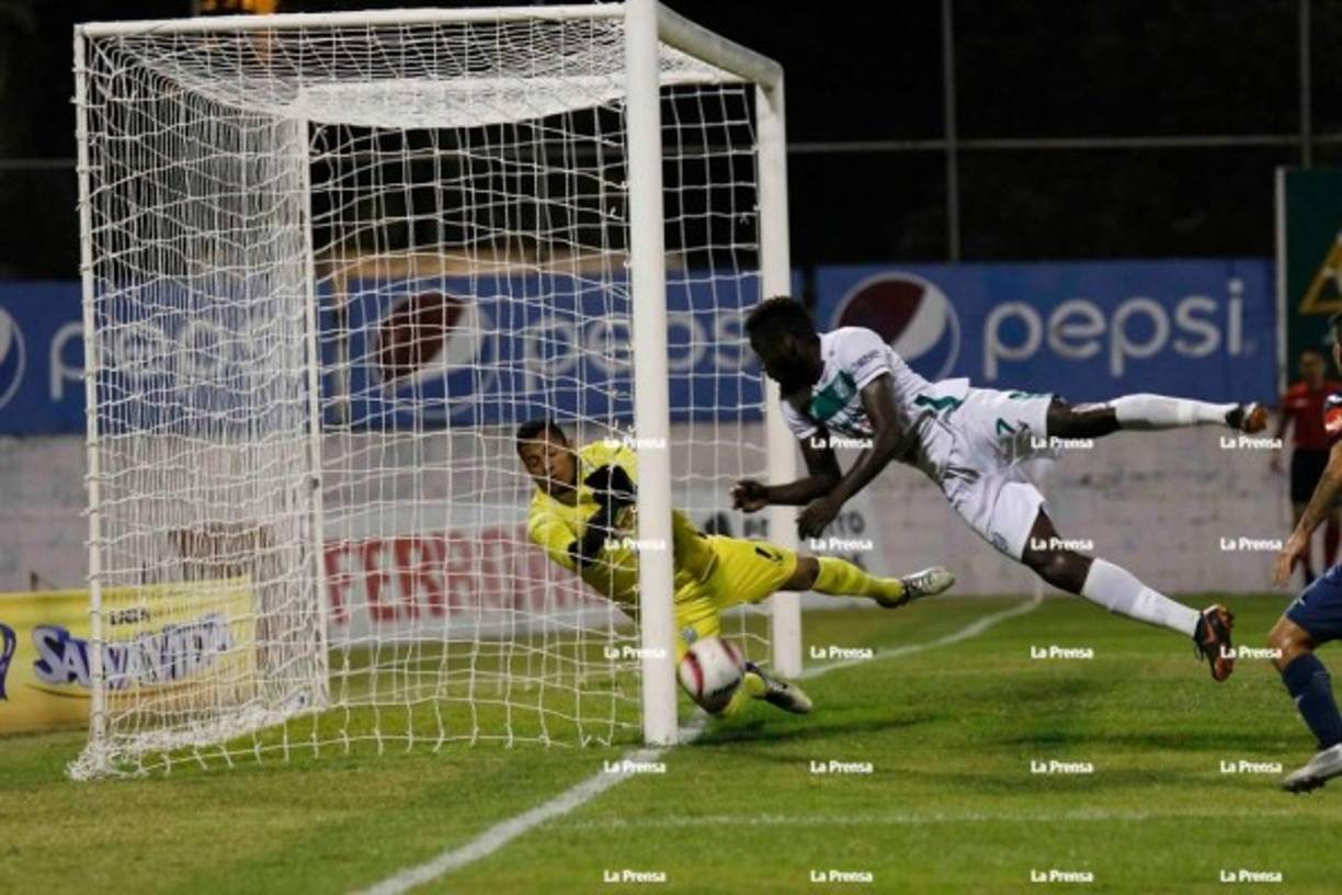 Rafa Zúniga fue sorprendido por el tiro libre de Kevin López, pero reacción rápido para sacar el balón.