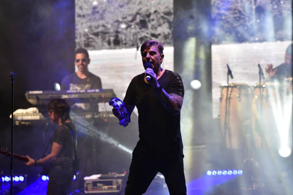 “Un fuerte aplauso San Pedro Sula, ¿Ya están cansados?, ¿Seguimos?, expresó con emoción Mario “Pájaro” Gómez, vocalista de la banda, al momento de salir al escenario.