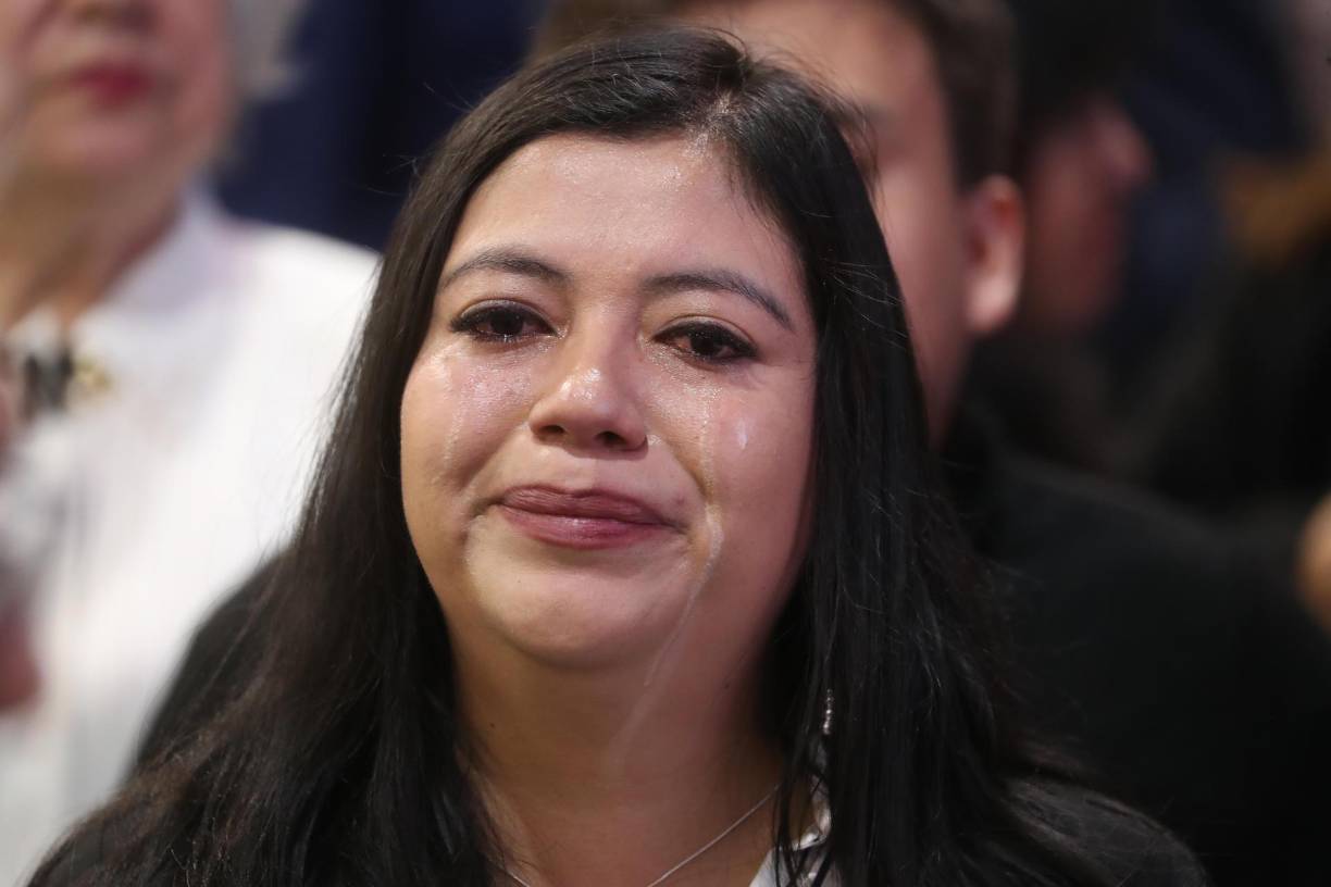 Una mujer llora ante el féretro del candidato Fernando Villavicencio, durante un velatorio público en el Centro de Exposiciones hoy, en Quito (Ecuador).