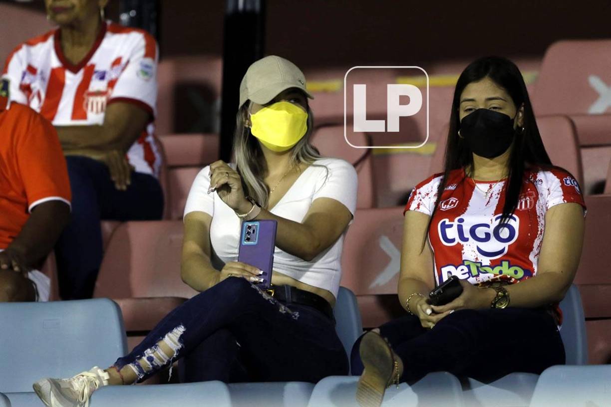 Ellas fueron parte de las bellezas que llegaron al estadio Ceibeño.
