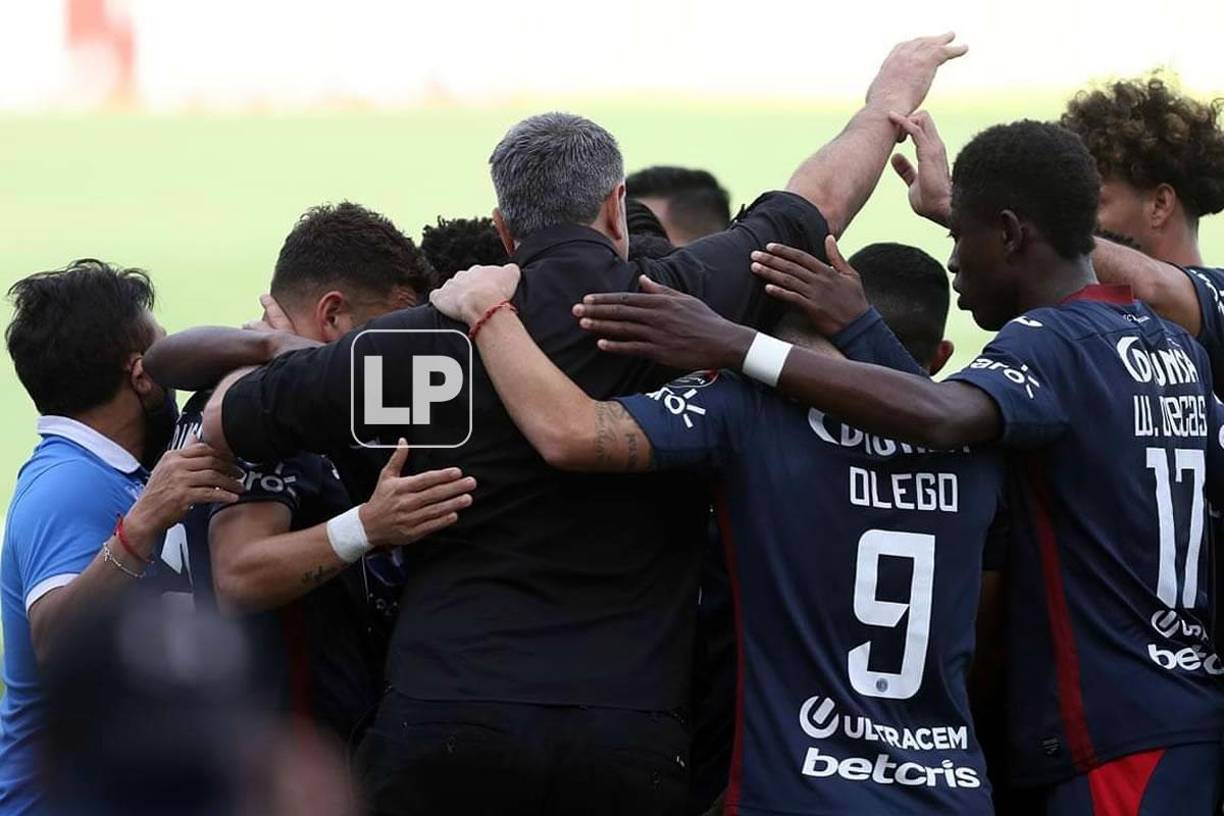 Emotivo momento se vivió en el estadio Nacional con la celebración de los goles.