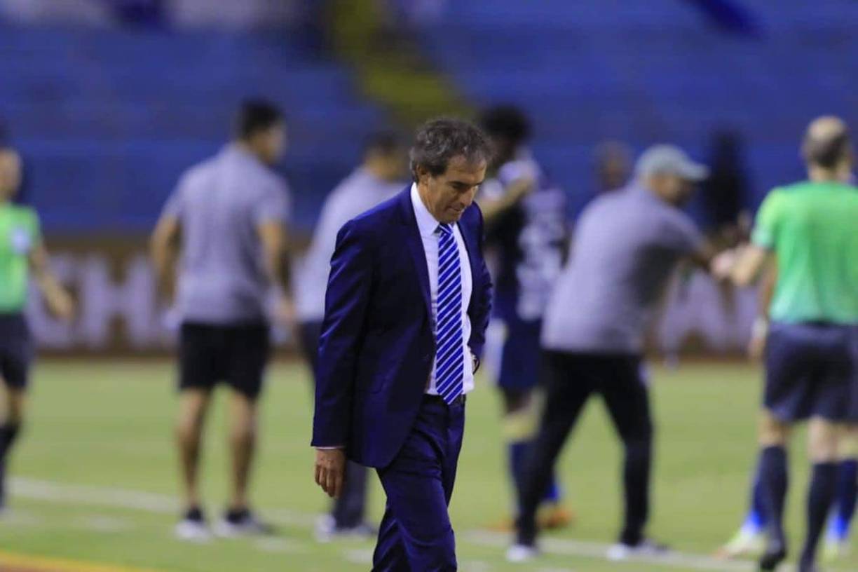 Guillermo Almada, entrenador del Pachuca, estaba desesperado en el partido contra el Motagua.