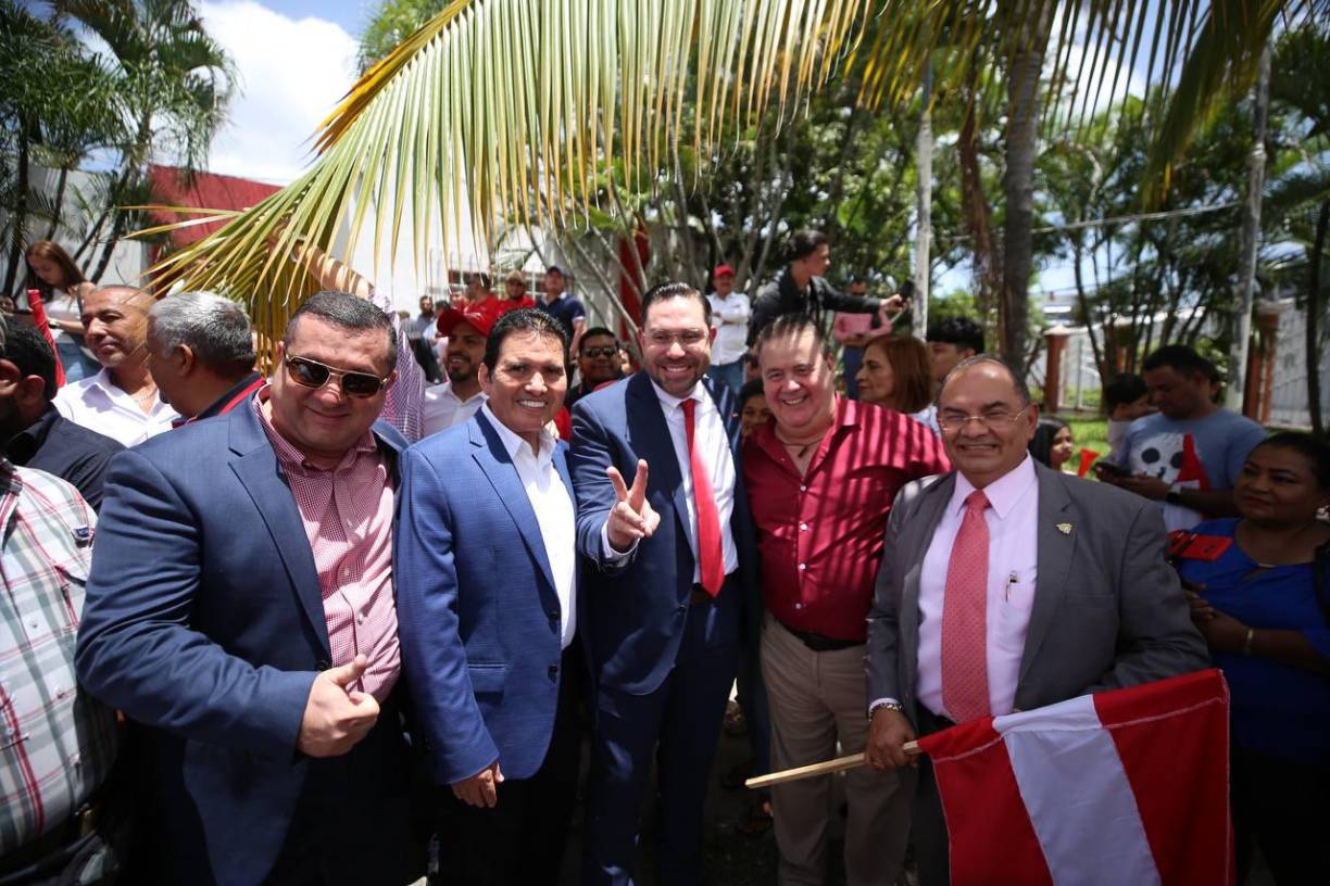 Junto a Cálix también fueron juramentados un grupo de diputados que lo acompañó en enero de 2022 en su intento fallido de convertirse en presidente del Congreso Nacional. 