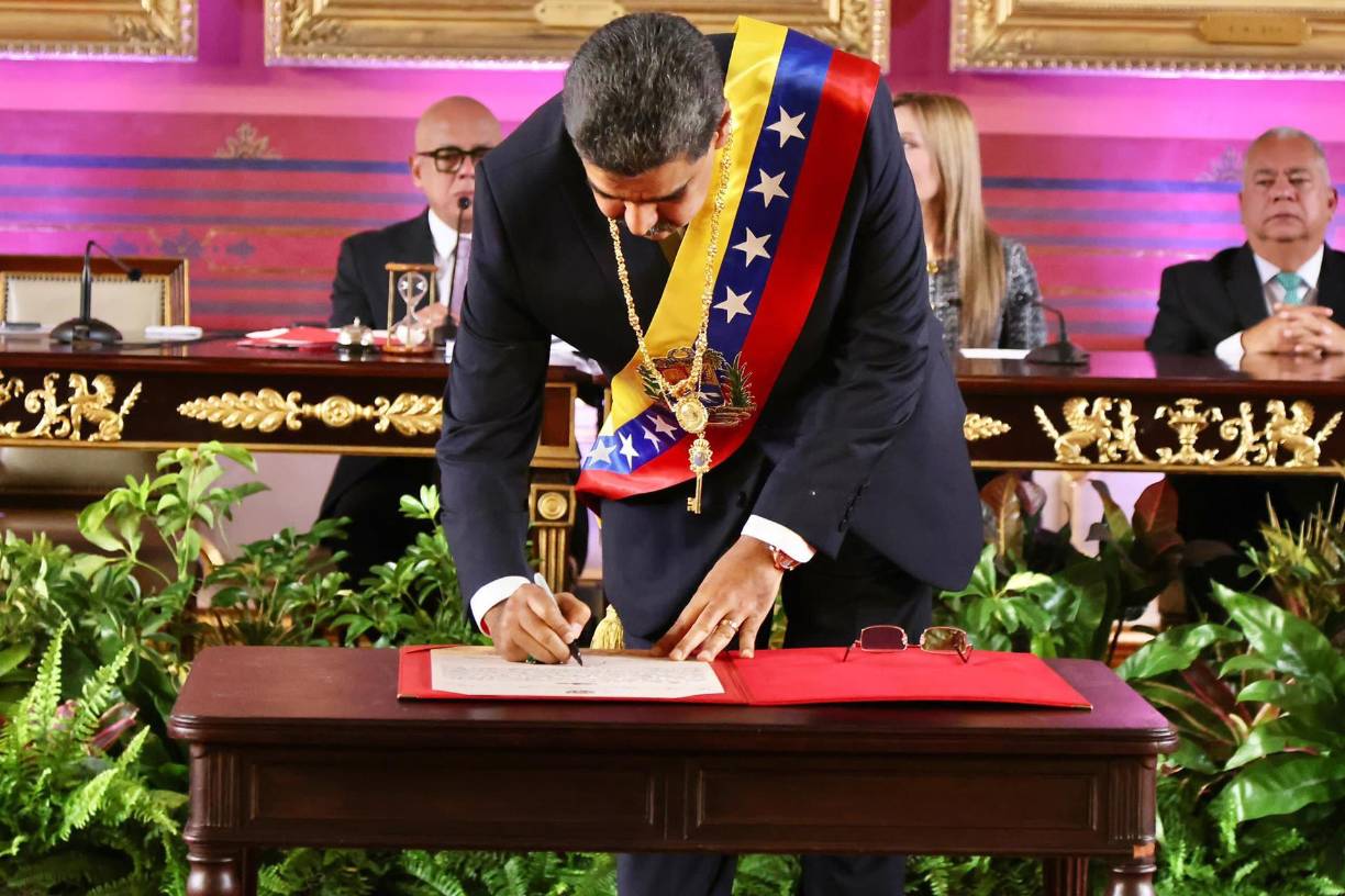 Nicolás Maduro, firmando un documento este viernes, en Caracas (Venezuela). Maduro defendió su investidura presidencial para un tercer sexenio, cuestionada por el antichavismo y gran parte de la comunidad internacional tras las denuncias opositoras de "fraude" en las elecciones de julio pasado, como una "gran victoria venezolanista" y celebró que no la pudieran "impedir". 