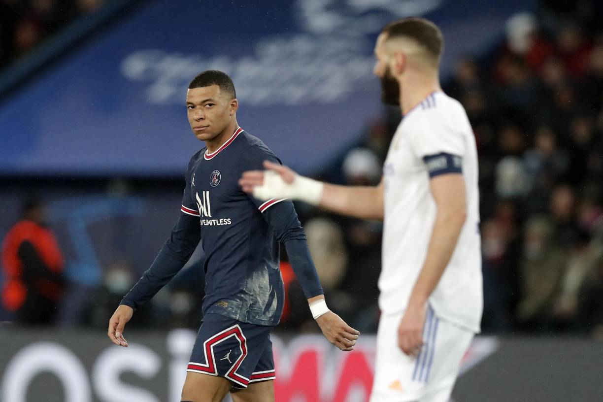 Según informa Mundo Deportivo, el joven Kylian Mbappé ha decidido no seguir en el cuadro parisino y se unirá al Real Madrid en la próxima campaña. “El preacuerdo entre el delantero francés y el Real Madrid ya existe. Un primer documento donde se establece la relación que empezarán a tener ambas partes a partir del próximo 1 de julio”, notifica el portal español.