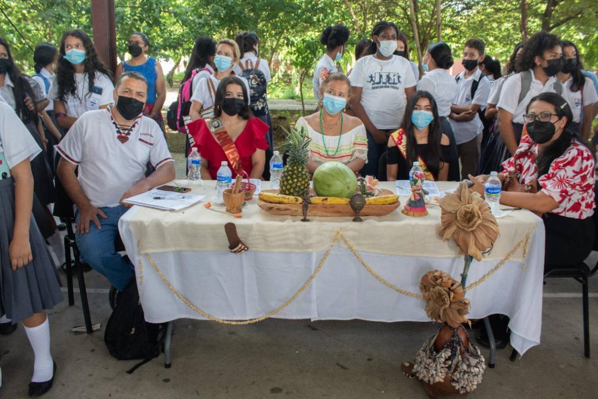 Catedráticos y alumnos se unieron a la celebración y desde muy temprano se instalaron en la canchas del José Trinidad Reyes.