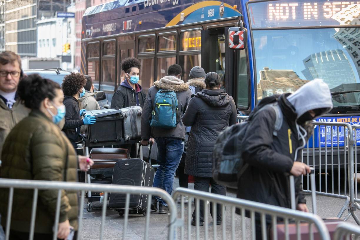 La Policía de Nueva York desalojó en las últimas horas un “campamento” de inmigrantes, casi todos venezolanos, que durante tres días protestaron durmiendo en la acera del hotel que les servía de albergue y del que fueron desalojados a lo largo del fin de semana para ser reubicados en un nuevo refugio lejos del centro.