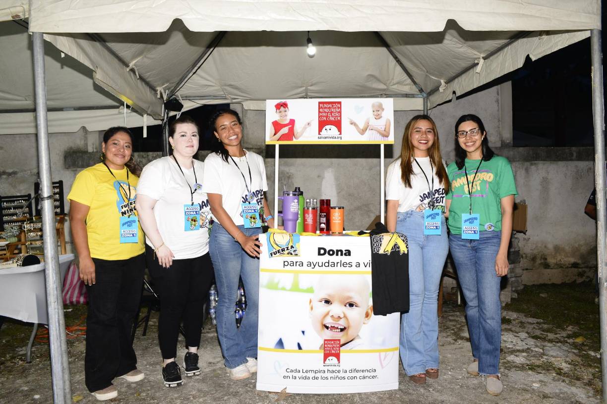 Dunia López, Ingrid Ramírez, Andrea Bardales, Gabriela Vargas y Andrea Rivera - Voluntarias de la Fundación Hondureña para el Niño con Cáncer 