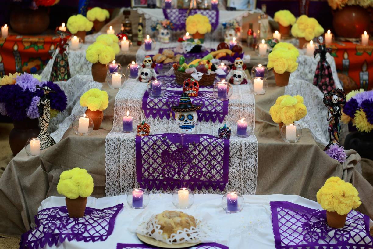 Las velas y las calaveras, hermosas mantas y flores sorprendieron al público hondureño, para quienes no es costumbre.