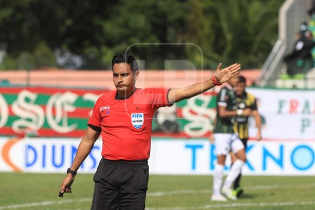 El árbitro Said Martínez y el resto de la cuarteta arbitral tuvo un mal trabajo en el clásico sampedrano.