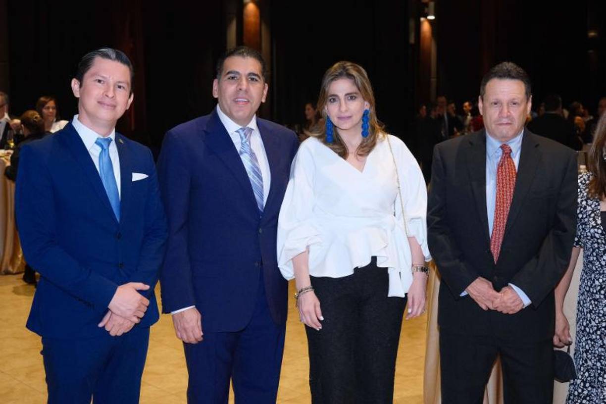 Jairo David, Mario y Leyla Faraj junto a Carlos Alvarado