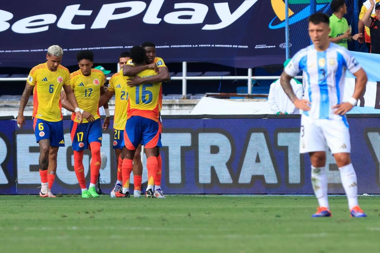 Los jugadores de Colombia celebrando el gol de Yerson Mosquera, 1-0 ante Argentina.