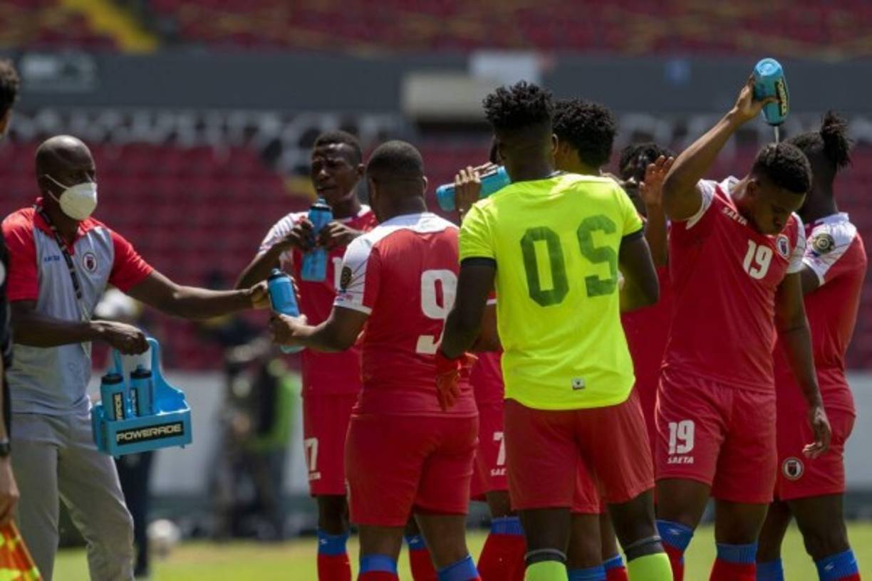 Odilon Jerome utilizó su calzoneta con el número 3 y la camiseta de portero con el 20. Insólito lo que ocurrió con Haití por el retraso de resultados de las pruebas de COVID-19.