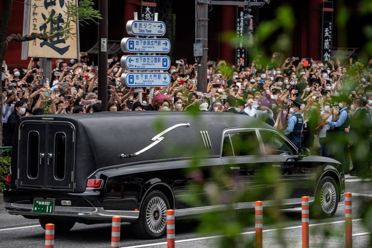 Miles de personas se congregaron este martes en las calles de Tokio para ver pasar el cortejo fúnebre del ex primer ministro japonés Shinzo Abe, asesinado la semana pasada, después del funeral privado celebrado en la tarde en un templo budista.