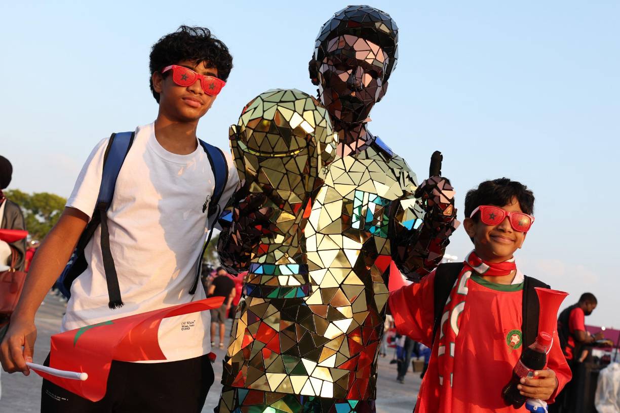 En las afueras del estadio, la euforia también acapara a los pequeños aficionados.<br />