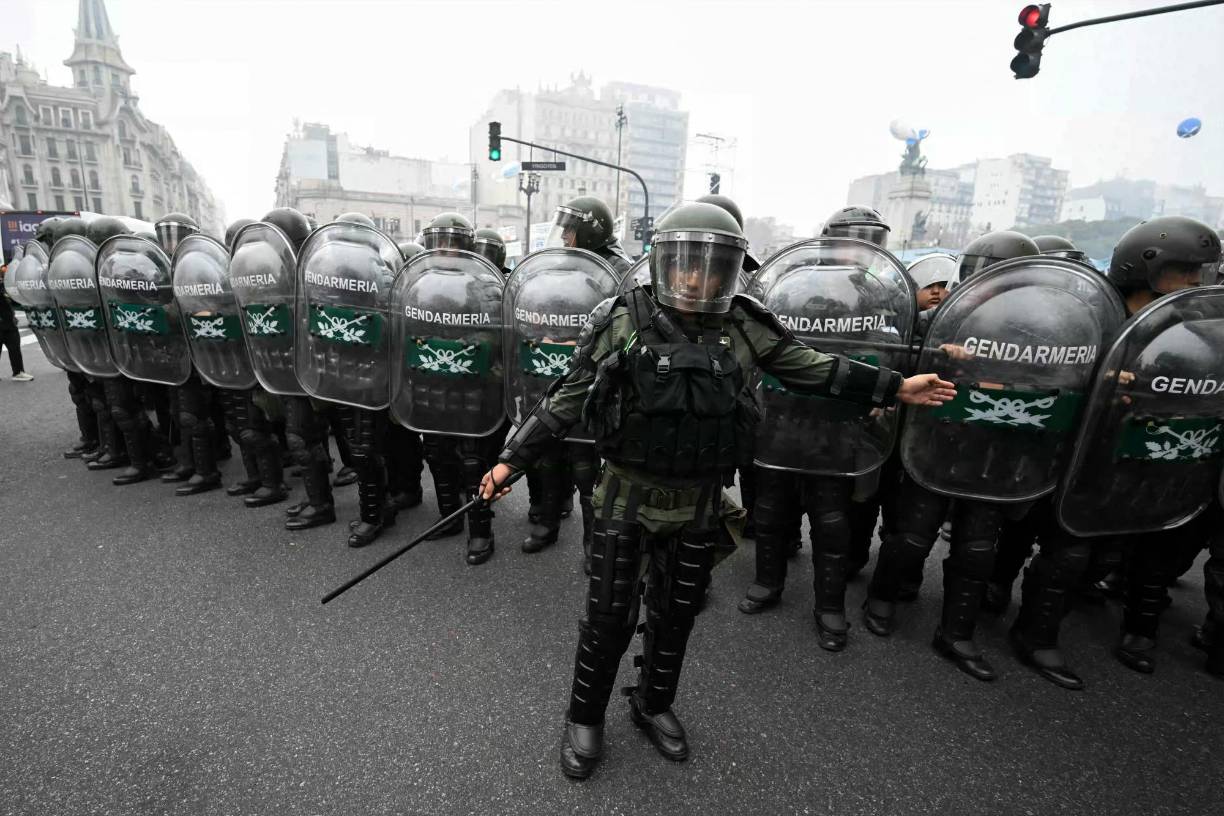 Una comisión de senadores intercedió con las fuerzas de seguridad para intentar aplacar los ánimos mientras continuaba del debate, que se estima se prolongará hasta la madrugada del jueves.