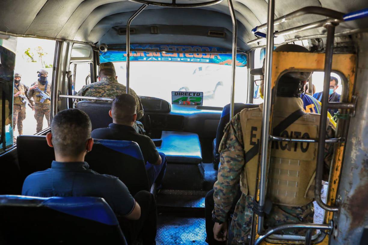 Gobierno de Bukele interviene unidades de transporte y pone a soldados a conducir autobuses