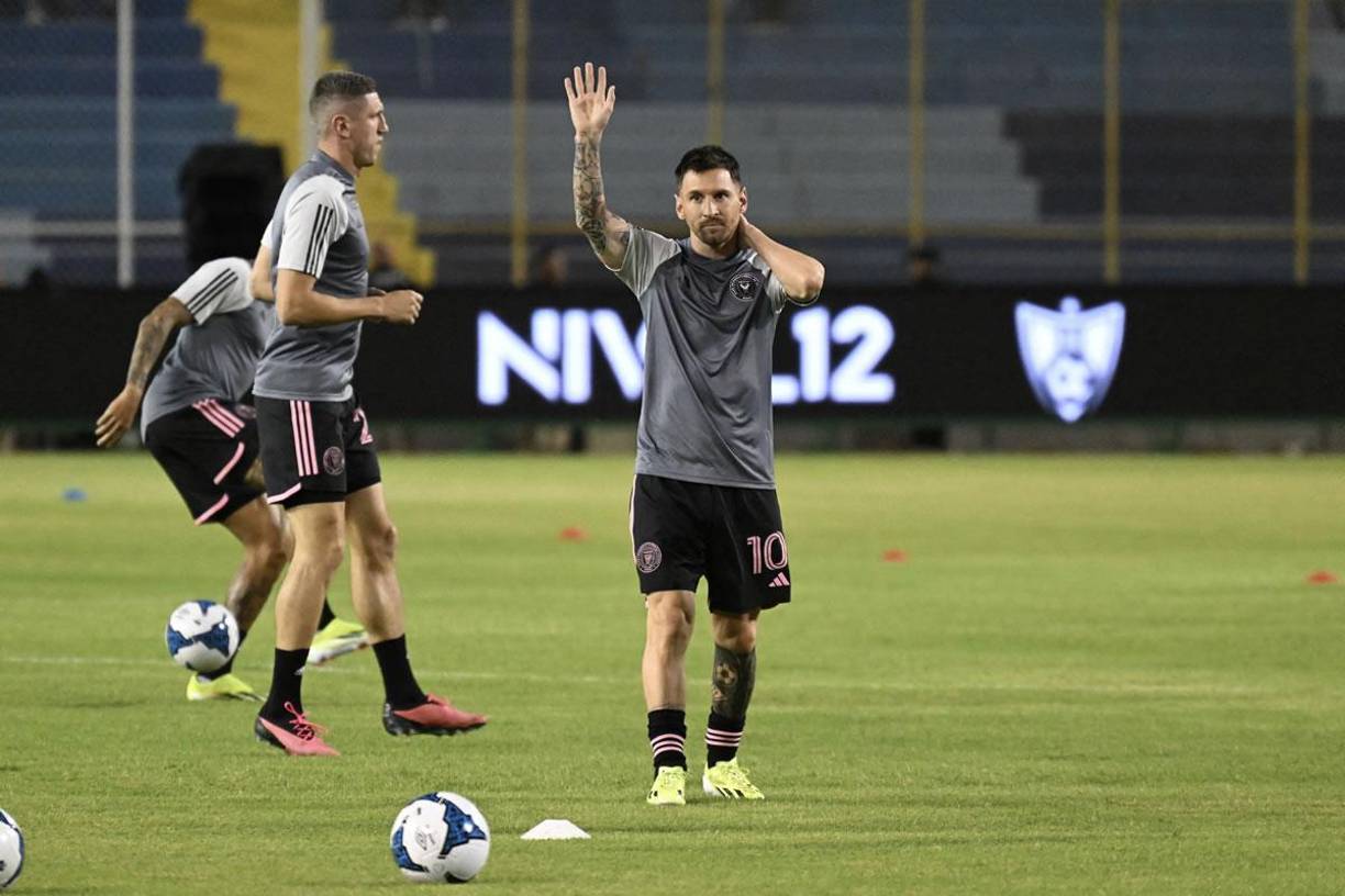 El delantero argentino del Inter Miami saludó a los miles de aficionados dentro del estadio Cuscatlán durante el calentamiento previo al partido.