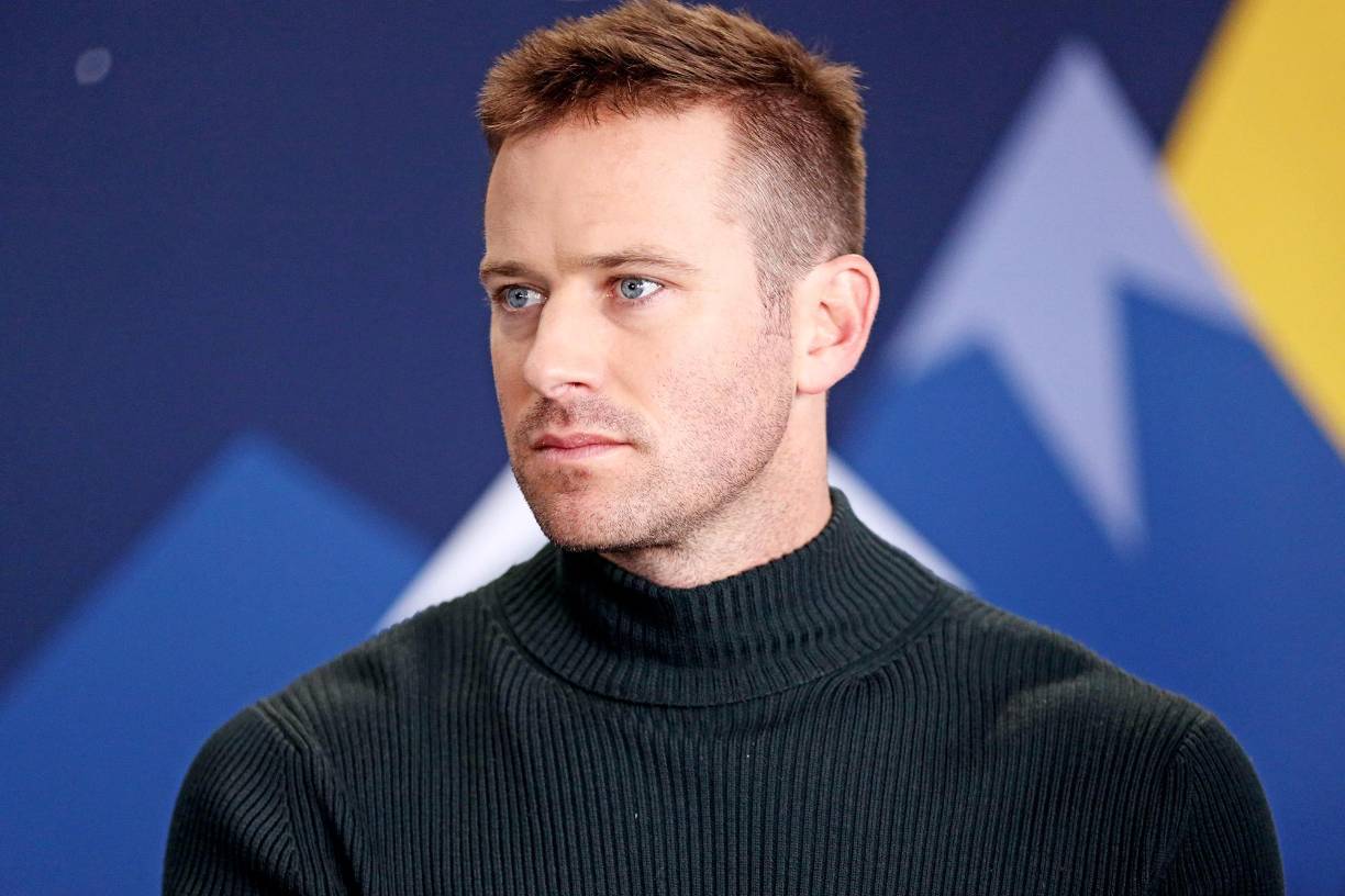 Hace poco más de un año, Armie Hammer, famoso por su actuación en ‘Call Me By Your Name’, se convirtió en protagonista de la noche a la mañana de uno de los más grandes escándalos de Hollywood. Su vida parecía perfecta junto con su esposa, sus dos hijos y una ascendente carrera.