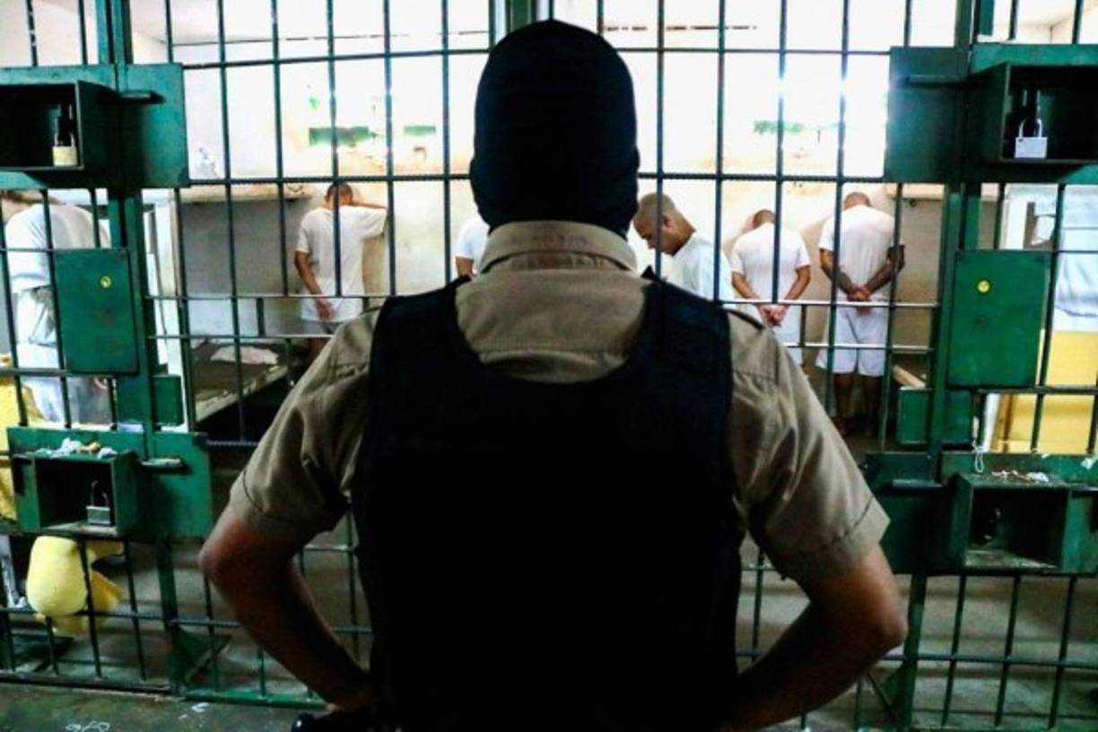 A finales de junio de 2019, Luna eliminó la práctica tomada desde 2004 de dividir las prisiones por pandillas, con lo que la Mara Salvatrucha (MS13) y Barrio 18 tenían cárceles exclusivas para sus miembros.