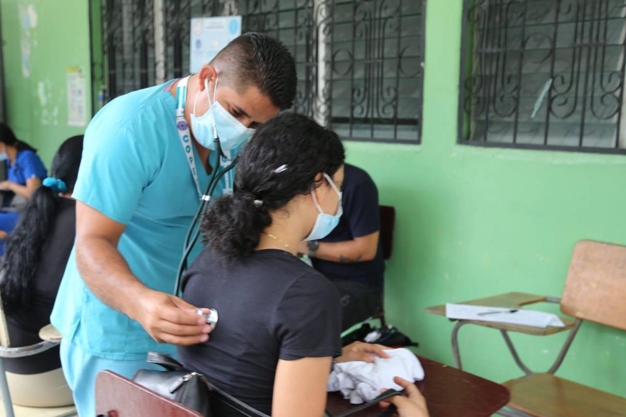Personas de todas las edades reciben asistencia médica por parte de los profesionales que acuerpan la brigada. 