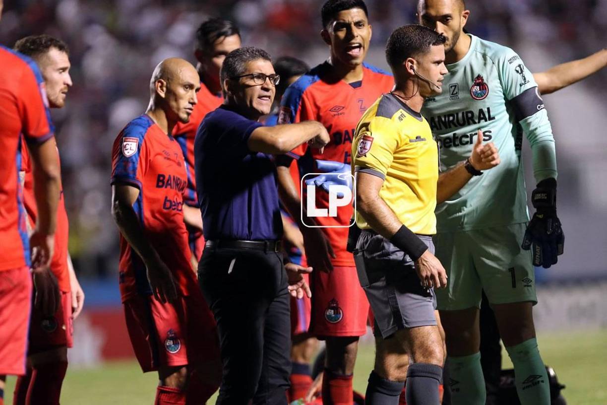 El entrenador del Municipal, Juan Antonio Torres, también se enfureció con el árbitro estadounidense Rubiel Vázquez.