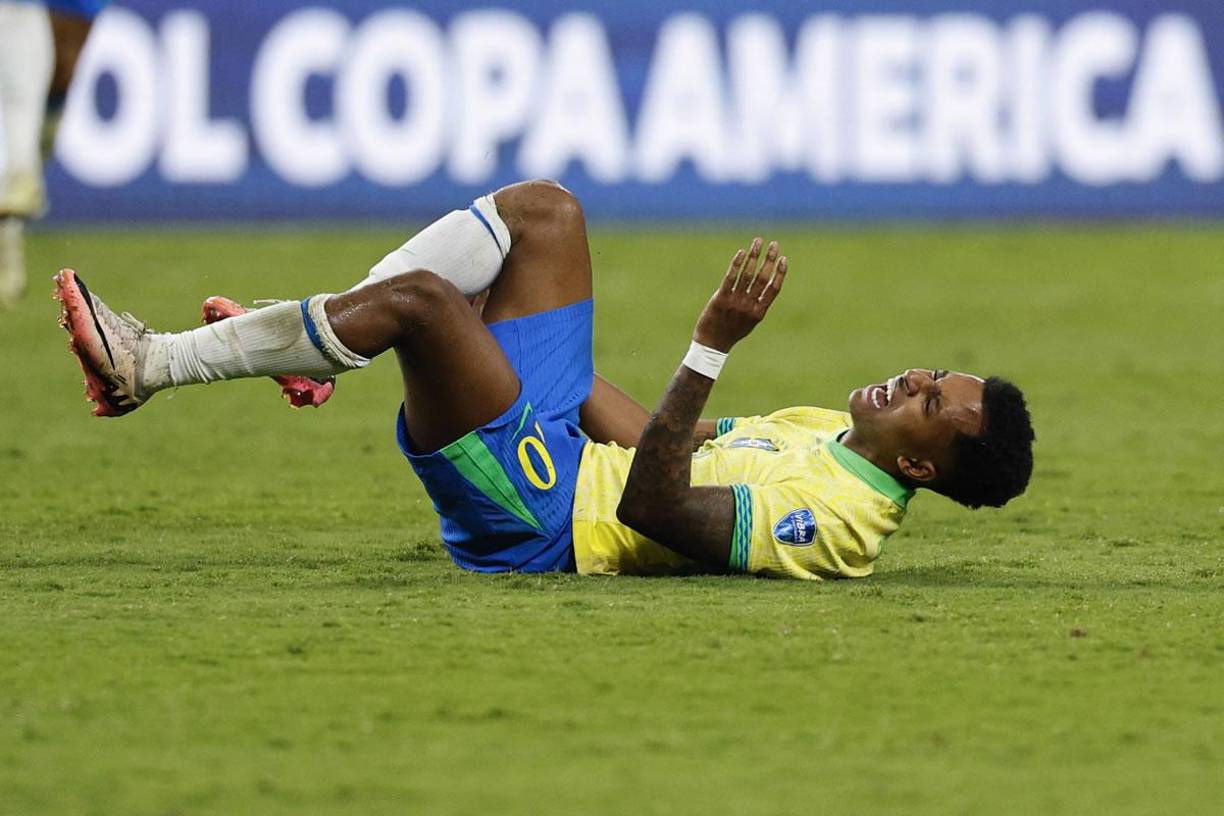 Rodrygo con gestos de mucho dolor tras la feroz falta Nahitan Nández.