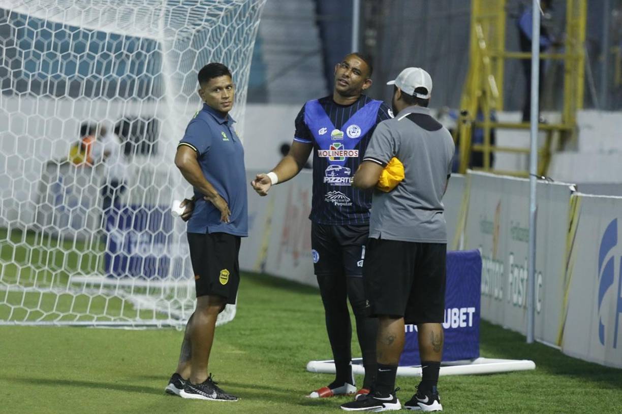 Brayan Moya, delantero del Real España, estuvo charlando con el portero José Mendoza, del Victoria, antes del partido.