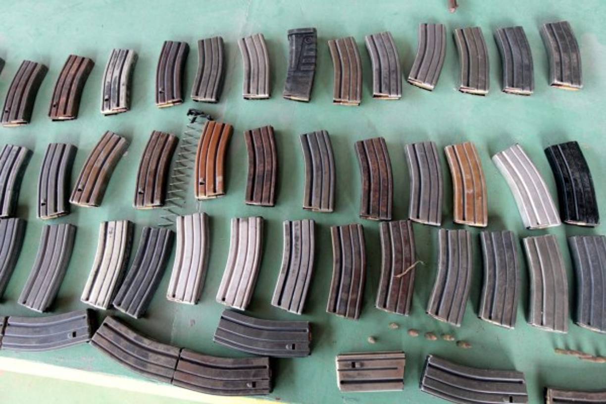 Se les decomisó varias armas de grueso calibre, municiones, droga y dinero en su mayoría de 500 lps.