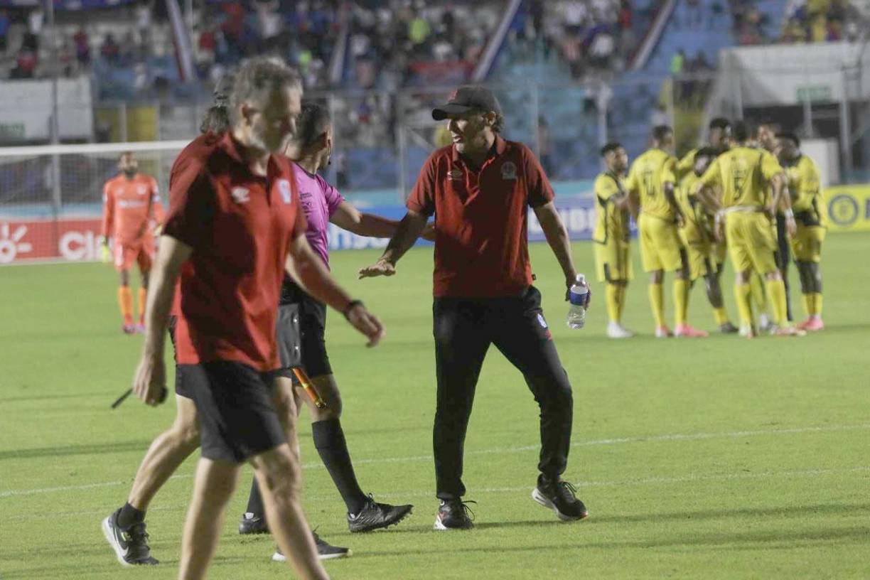 Pedro Troglio tras el final del primer tiempo se fue del campo charlando con los árbitros.