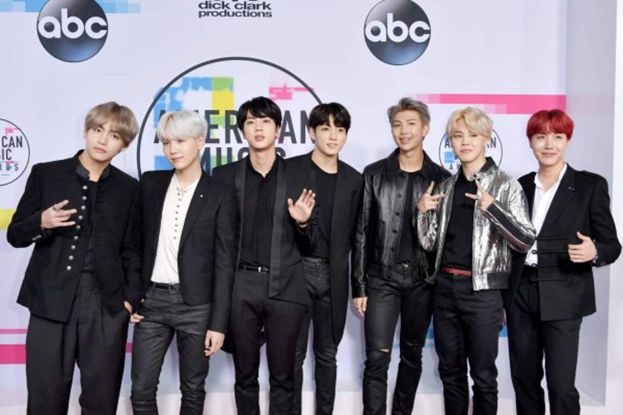 El grupo BTS, también conocidos como Bangtan Boys, es un grupo surcoreano de hip-hop formado por siete integrantes: Jin, Suga, J-Hope, Rap Monster, Jimin, V y Jungkook.