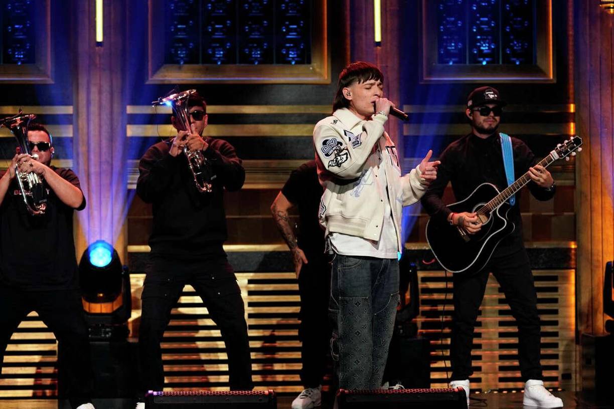 “Tenemos públicos muy diferentes, están en su momento ellos, como Fuerza Regida; si no ocupan de nosotros para llenar un estadio o un foro deberían hacer un festival separado y que nos den nuestro lugar como lo merecemos que somos quienes le damos fuerza a la música mexicana”, fueron las palabras del cantautor.