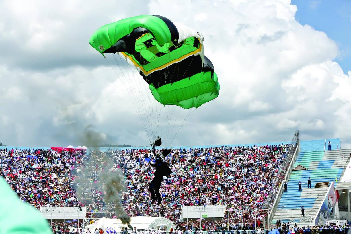 En esta ocasión todos cayeron dentro del engramillado del estadio Nacional, salvo uno que lo hizo en una carpa del Comité Permanente de Contingencias (Copeco), pero siempre dentro del terreno de juego; reflejando así el arduo trabajo de preparación que tuvieron para los saltos.