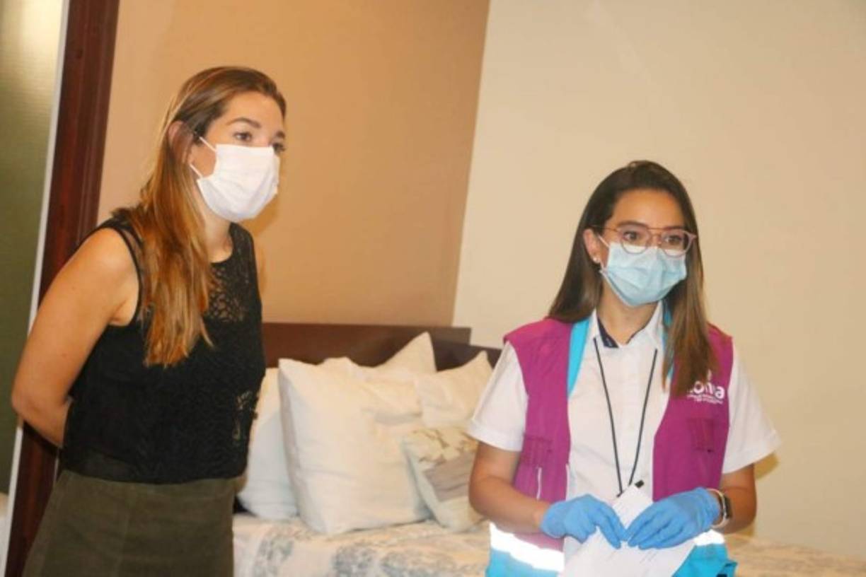 Bukele indicó, a través de su cuenta de Twitter, que se contratarán hoteles 'para que nuestro personal de salud, que está combatiendo el COVID-19 se hospede gratuitamente y se les brinde alimentación'.<br/>