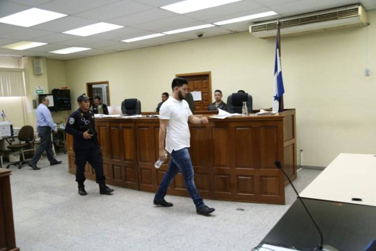 El universitario generalmente llega a sus audiencias vestido con camisetas o camisas blancas.