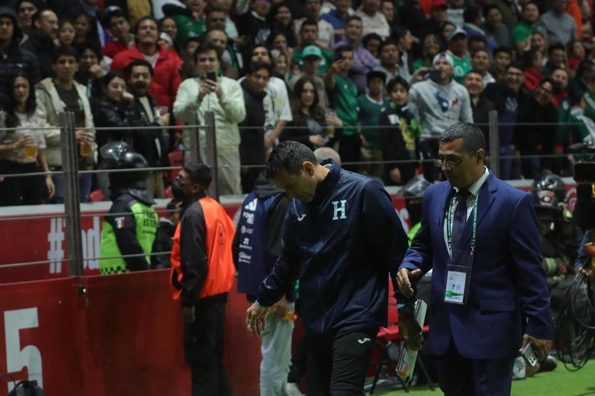 El árbitro expulsó a uno de los miembros del cuerpo técnico de la Selección de Honduras tras la trifulca.