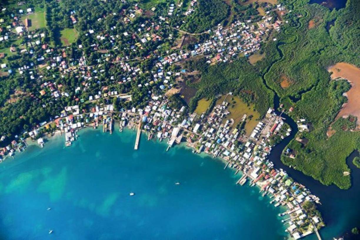 La belleza de Utila desde el cielo... Foto de Ennio Tattoli