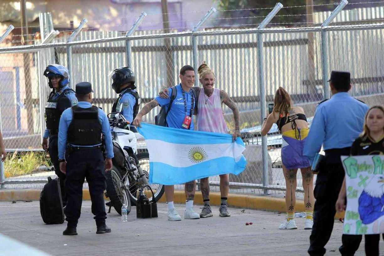 Gastón Firpo es amigo de Ariel Guevara, asistente de César Vigevani en Motagua, y lo fue a buscar al estadio Nacional Chelato Uclés para saludarlo.