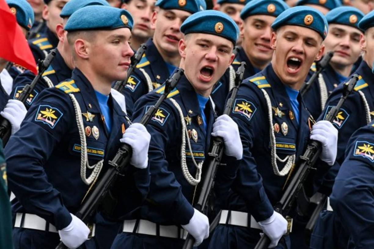 Más de 12.000 hombres y 190 vehículos y sistemas de armamento comenzaron a desfilar después del discurso ante el jefe de Estado y un público de oficiales y veteranos para este tradicional desfile que marca la victoria sobre los nazis en la Segunda Guerra Mundial.