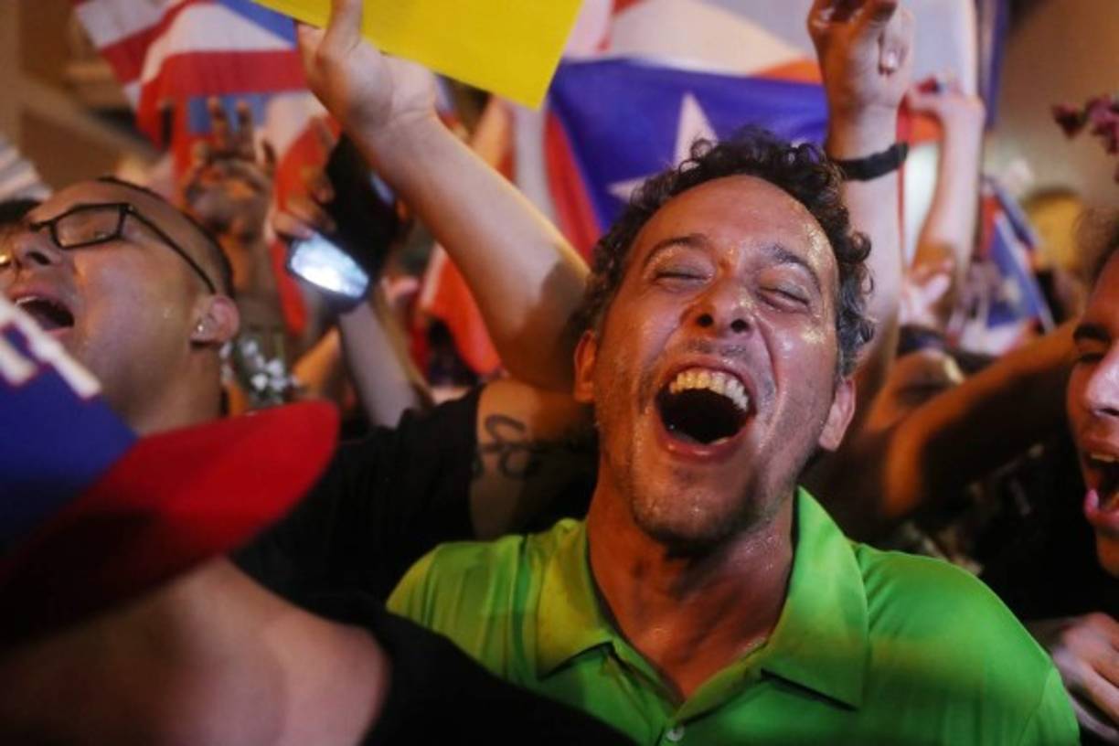 Los puertorriqueños se quedaron bailando hasta el amanecer tras el anuncio de la dimisión.