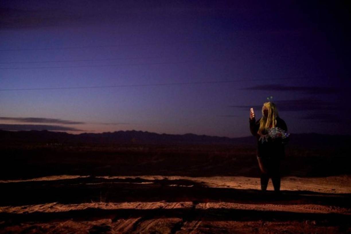 Portaban avisos, banderas, ropa alusiva a los extraterrestres y alguna que otra arenga. Sin embargo, no se reportaron ni las grandes masas de gente, ni la programada 'invasión'.