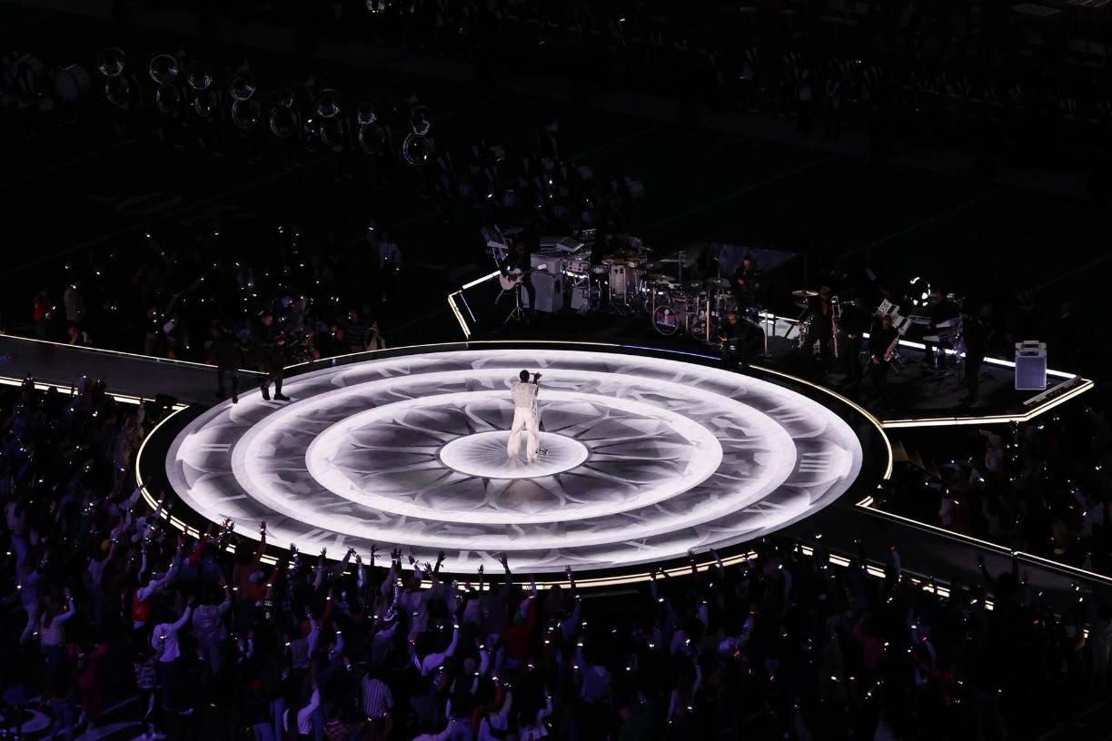 Los colores y los diseños del escenario cambiaban armónicamente, dando tomas impresionantes de la presentación musical. 