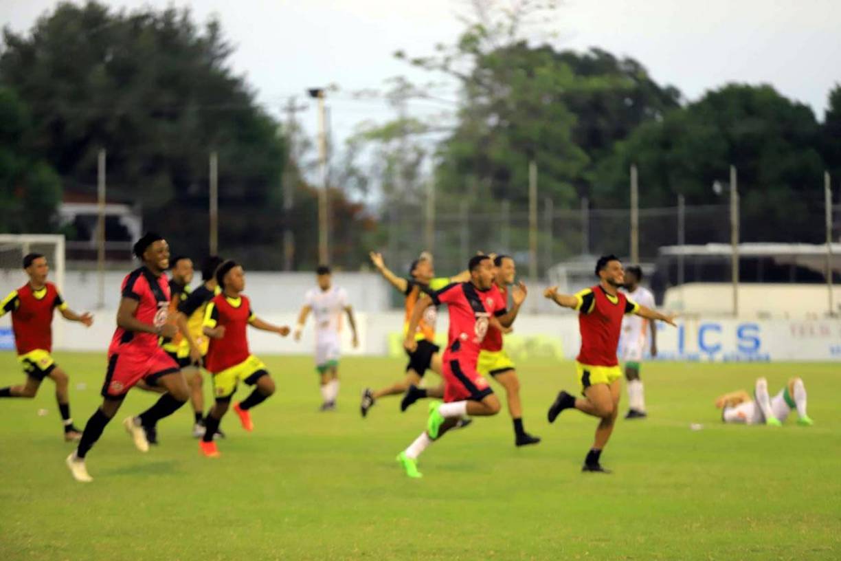Los jugadores del Génesis de Comayagua corren a celebrar el título de campeón del Torneo Clausura 2023 de la Liga de Ascenso.